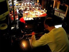 A.K. achter de projectie-apparatuur, &copy; Menke van Daalen